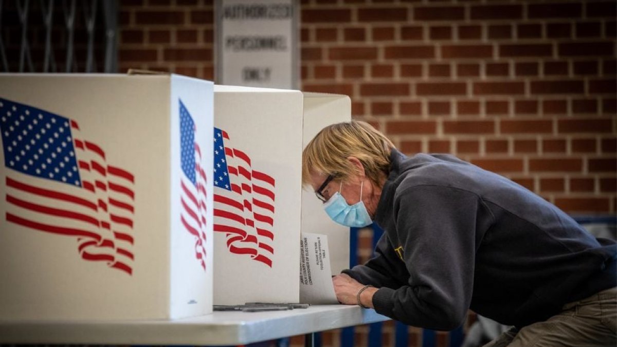 Fotografía de un hombre votando en las elecciones de 2020.