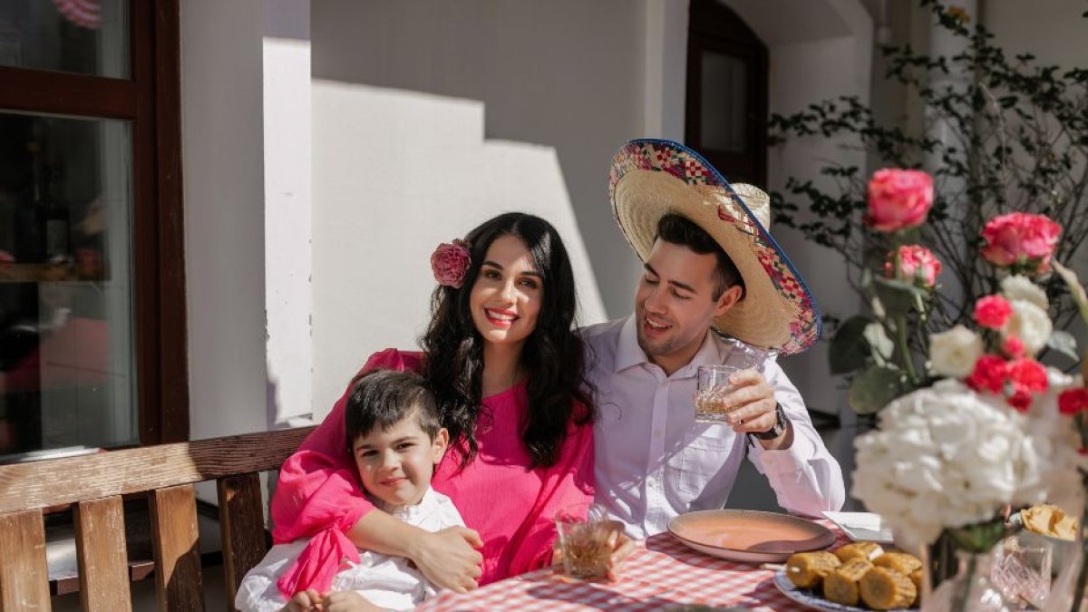 Un matrimonio hispano con su hijo.
