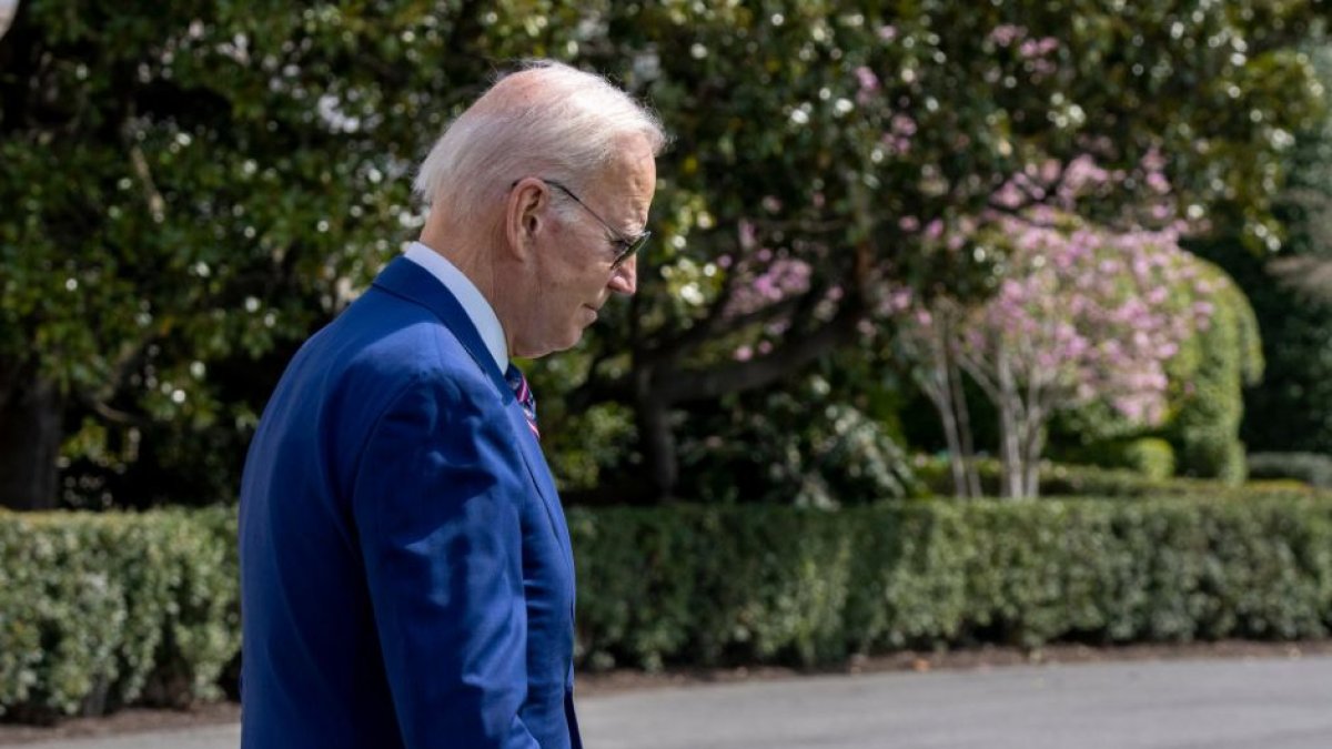 El presidente de Estados Unidos, Joe Biden, camina cabizbajo por los jardines de la Casa Blanca. Imagen de archivo.