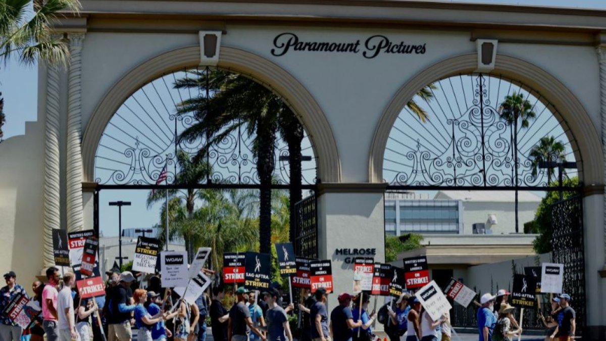 Piquetes de los actores y los guionistas frente a la sede de Paramount en la primera semana que ambos se declararon la huelga a Hollywood.