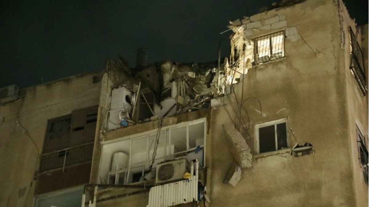 Un edificio bombardeado por los terroristas en Tel Aviv