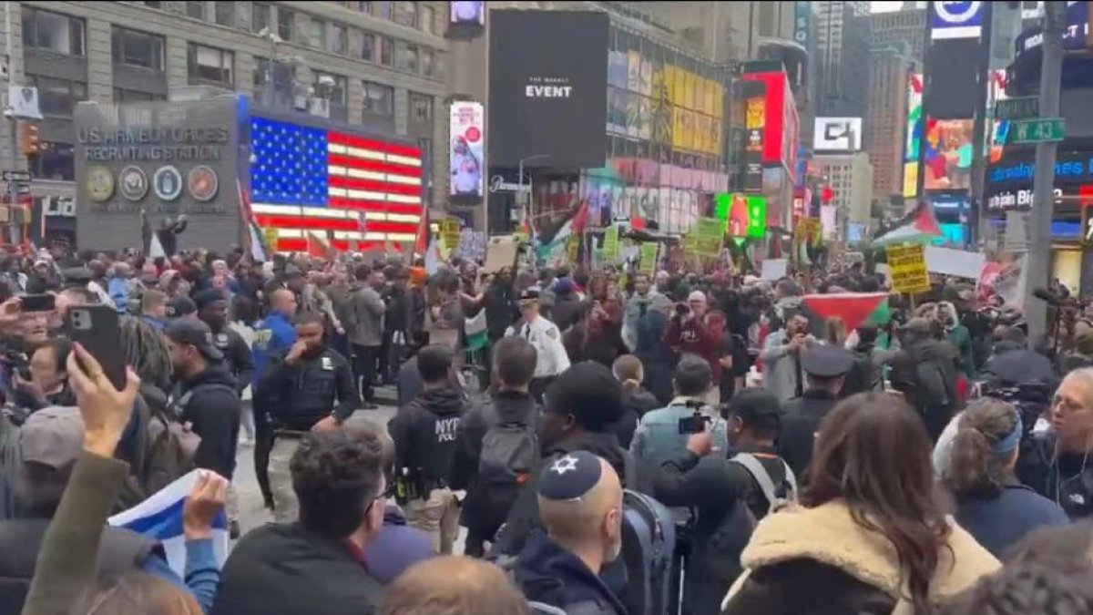 Times Square, grupos Pro-Palestina marchan contra Israel con consignas antisemitas