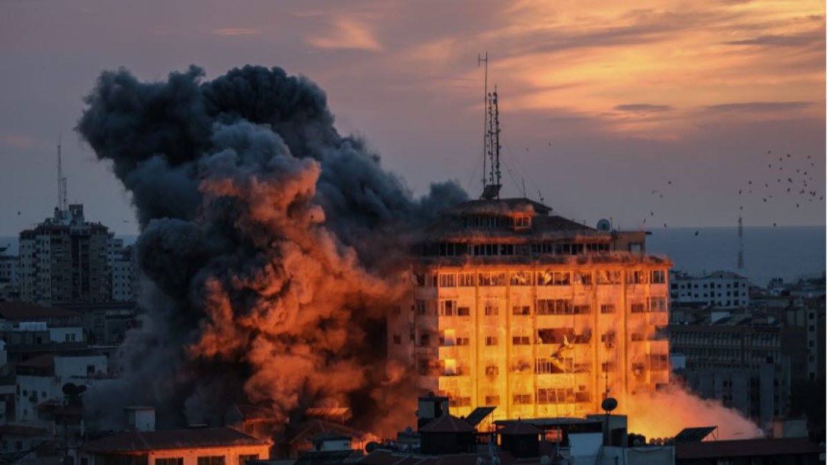 Imagen de un edificio de Gaza durante un ataque de la aviación israelí.