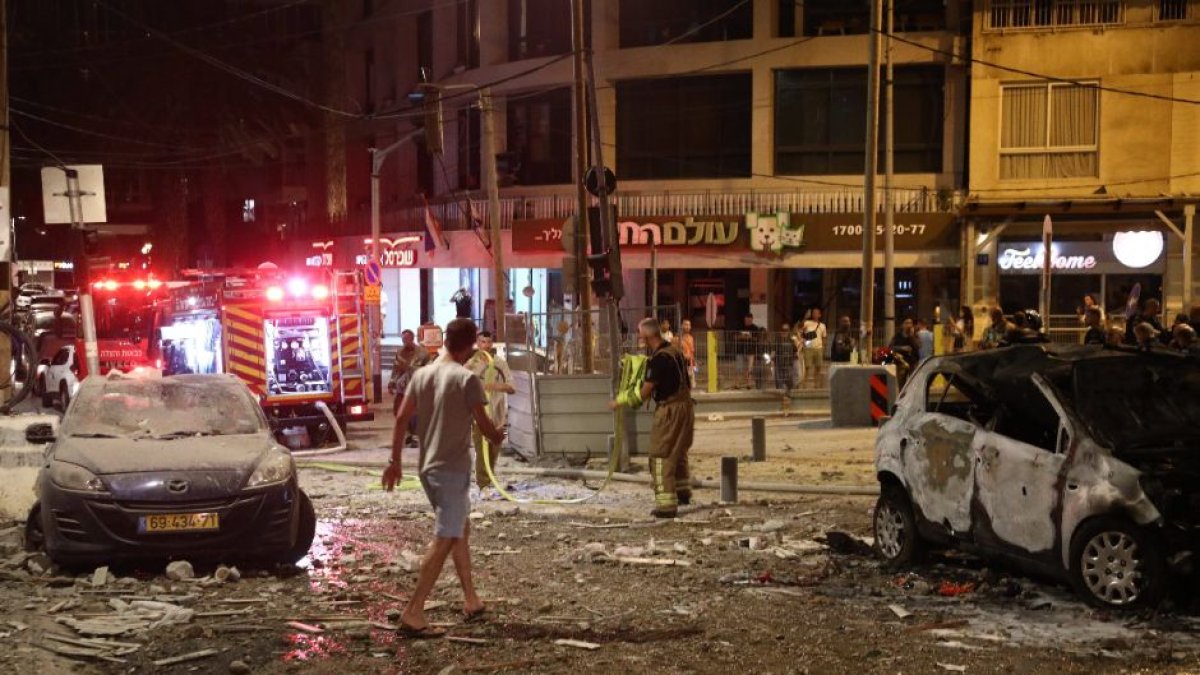 Foto tomada el 7 de octubre de 2023 muestra automóviles dañados en ataques con cohetes en Tel Aviv, Israel.