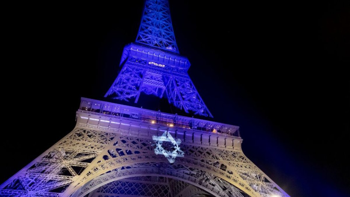 La torre Eiffel iluminada con los colores de Israel