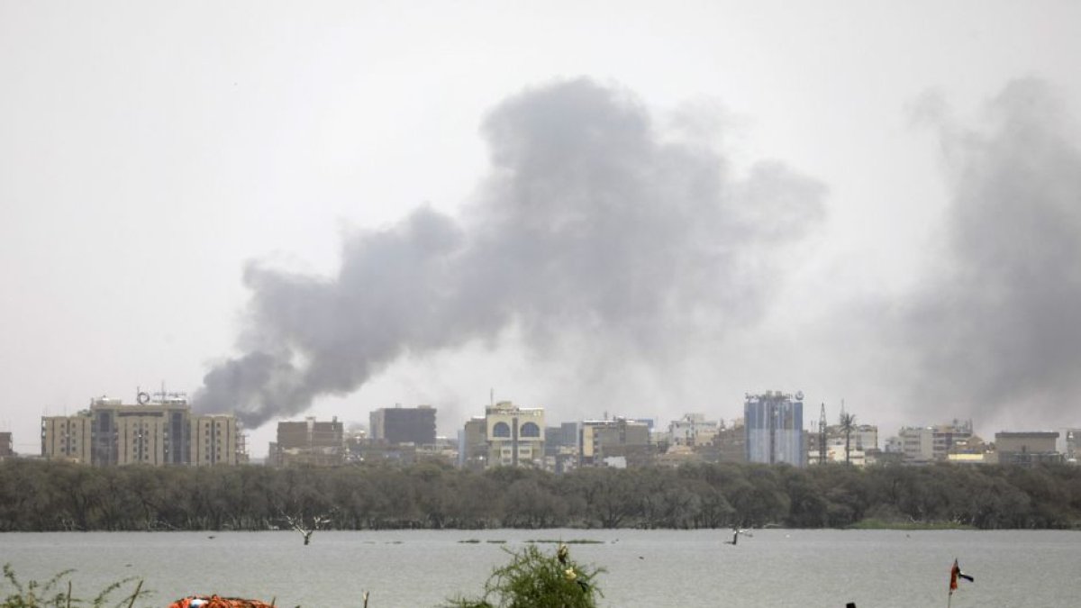 Imagen de la capital sudanesa con humo saliendo de sus edificios debido a la guerra civil