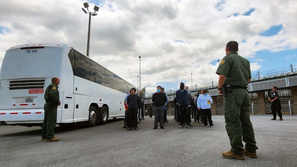 Agentes de la Patrulla Fronteriza escoltan a un grupo de inmigrantes ilegales.
