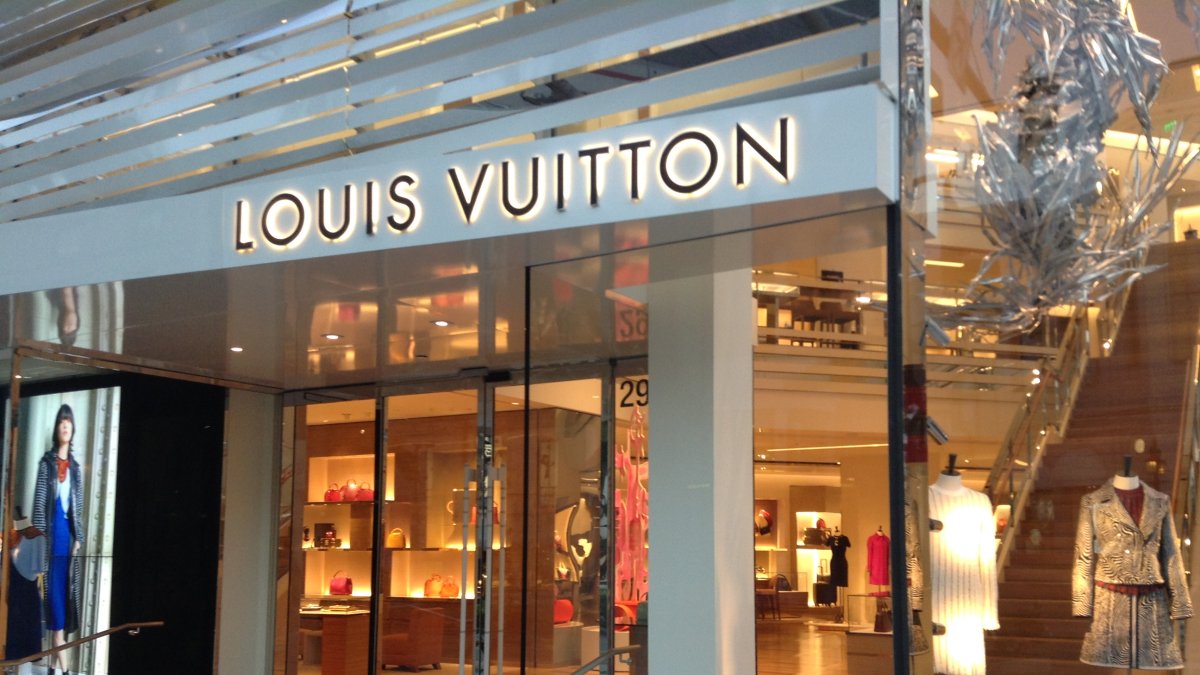 Tienda de Louis Vuitton en California (Estados Unidos). Su matriz, LVMH, se ha convertido en la primera compañía europea en superar los 500.000 millones de dólares de capitalización.