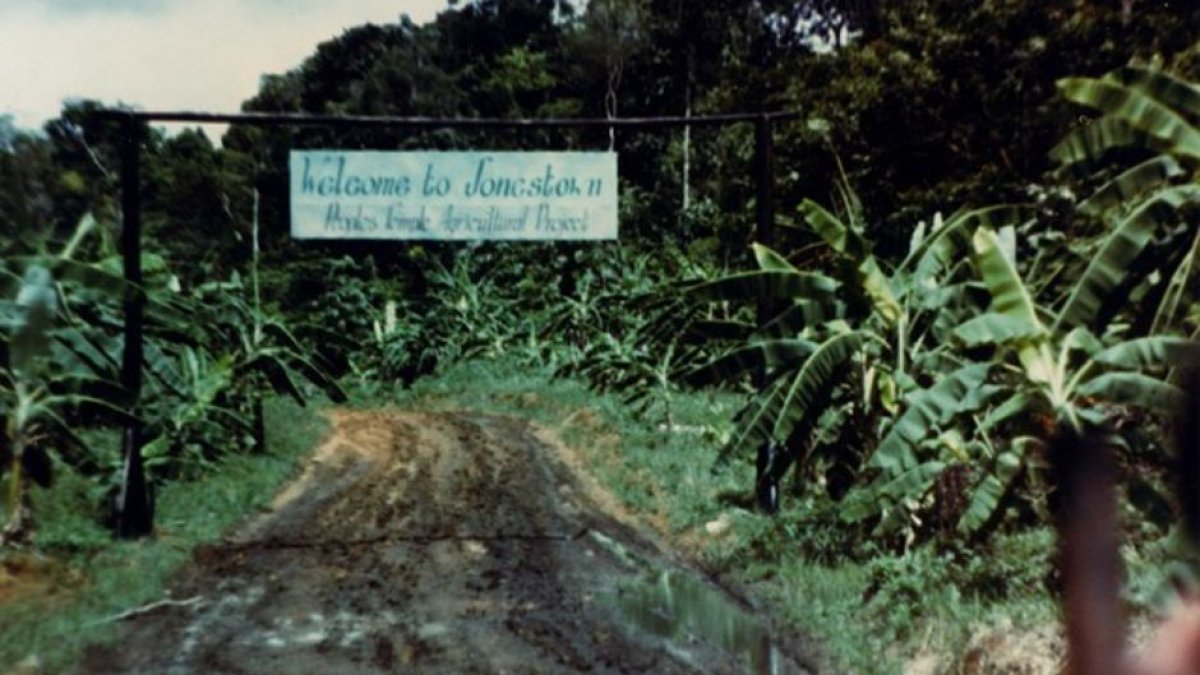 Mensaje de bienvenida en la entrada a Jonestown.