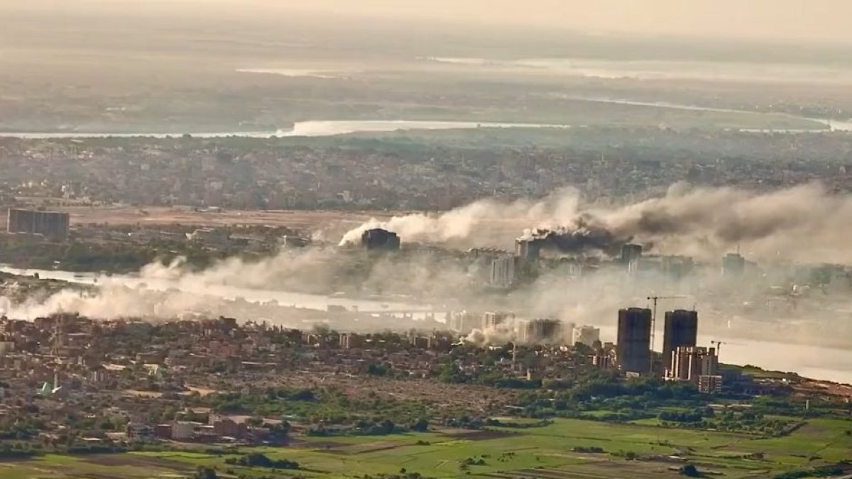 Nubes de tierra salen de la ciudad de jartum después de ser bombardeada.