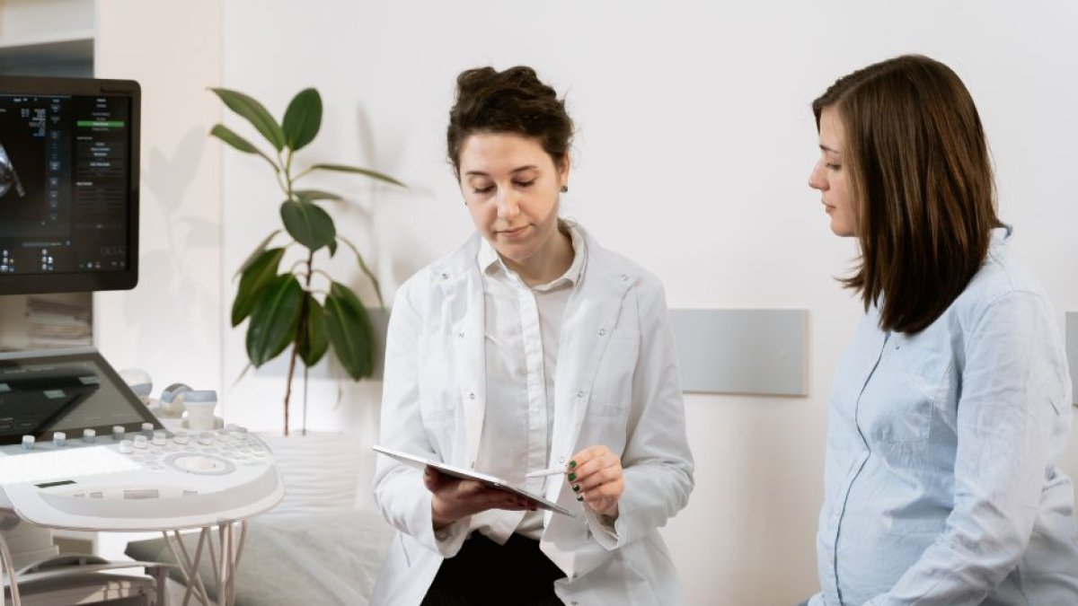 Doctora atendiendo a una mujer embarazada.