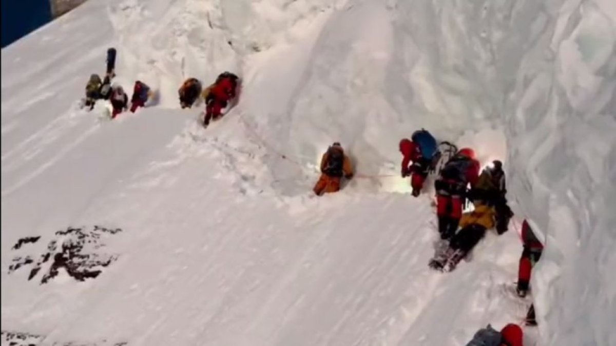 Un alpinista de 27 años muere en el K2. Sus compañeros no lo socorrieron.