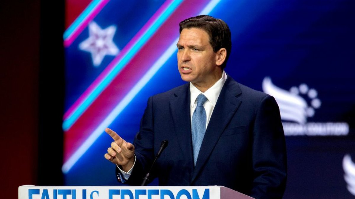 El gobernador de Florida y candidato a las primarias republicanas, Ron DeSantis, durante un acto en junio de 2023.
