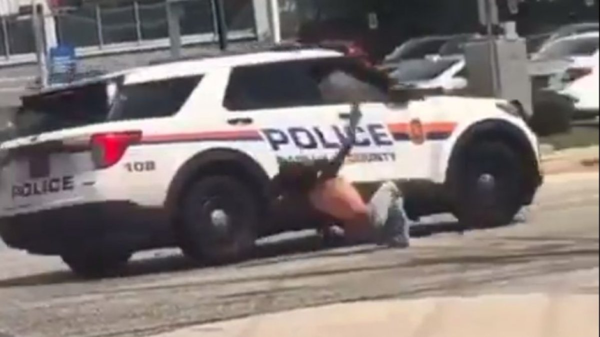Captura de pantalla del video publicado en Reddit donde se muestra a un coche de Policía de Nassau (Long Island) atropellando a una tiradora.
