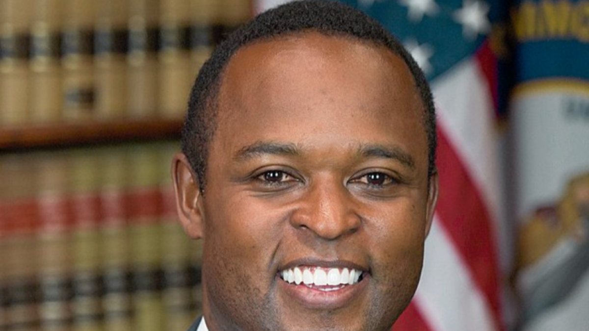 Retrato oficial del fiscal general de Kentucky, Daniel Cameron.