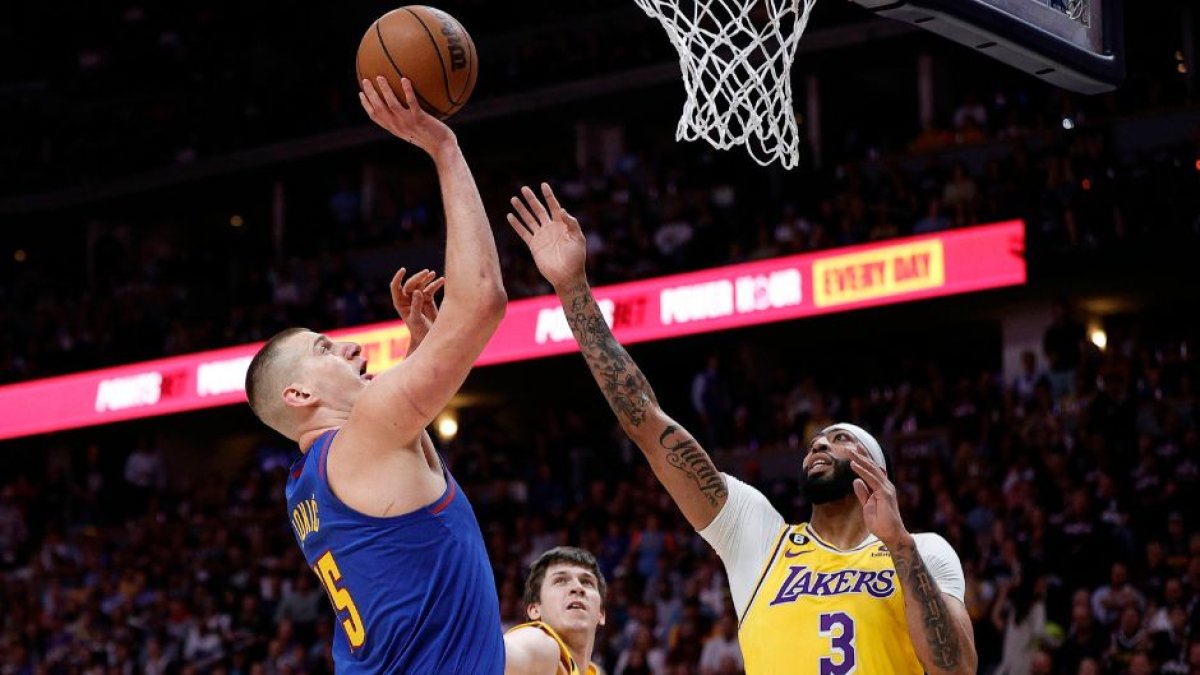 Nikola Jokic (Denver Nuggets) anota ante la oposición de Anthony Davis (Los Ángeles Lakers) durante el primer partido de la Final de la Conferencia Oeste de los Playoffs de la NBA 2023.
