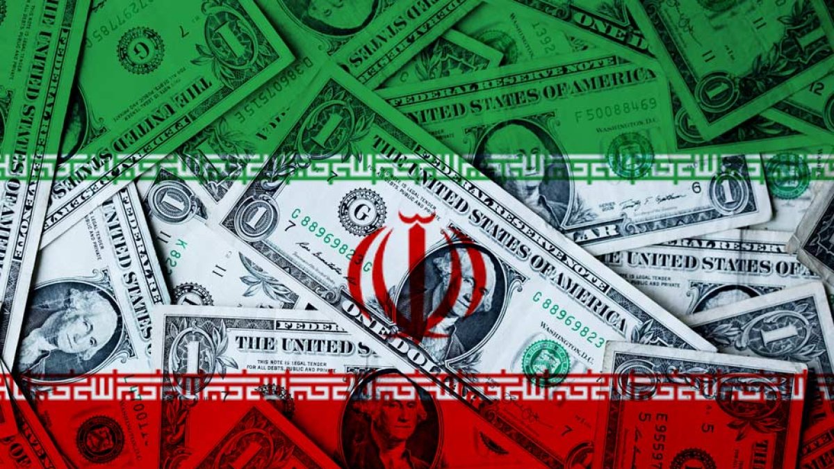 Montaje con dinero y la bandera de Irán.