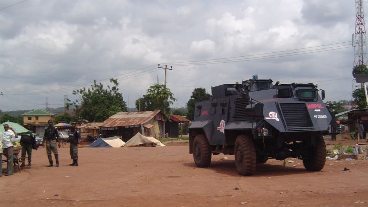 Policía móvil nigeriana con vehículo.