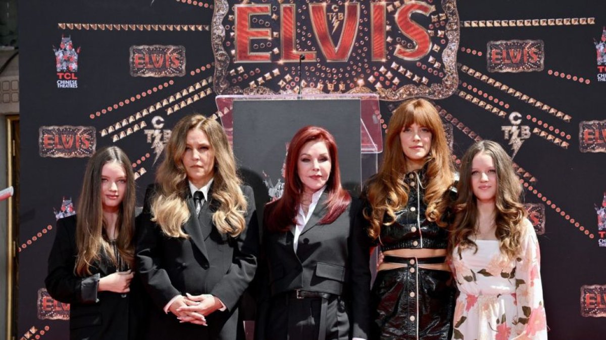 Mujeres miembro de la familia Presley, de distintas generaciones, posan en un evento. Al centro, Lisa Marie, Priscilla Presley y Riley Keough.