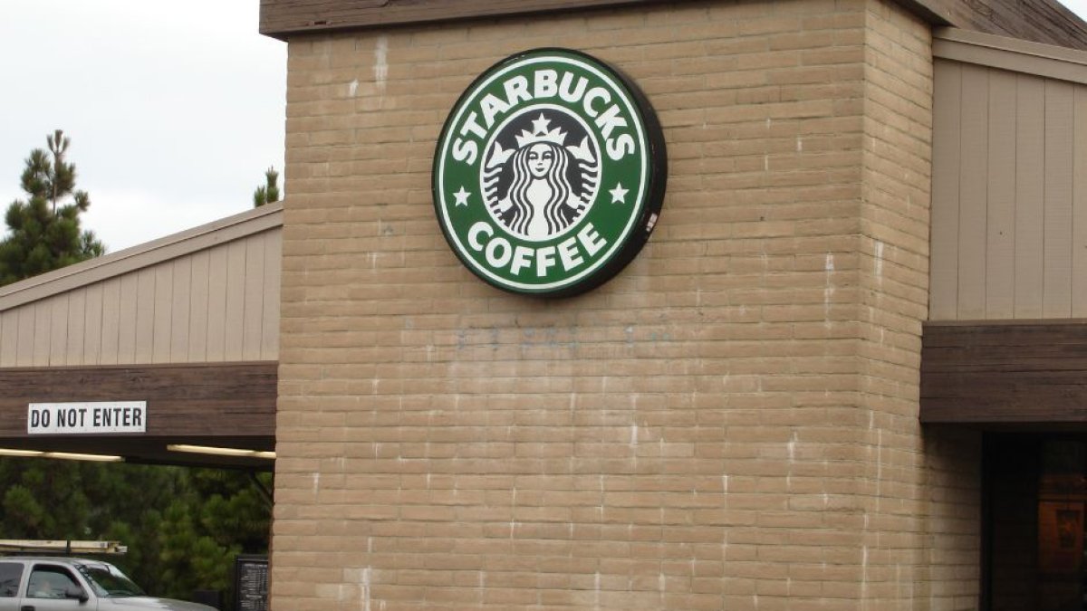 Fachada de una tienda Starbucks situada en Pinole, California.