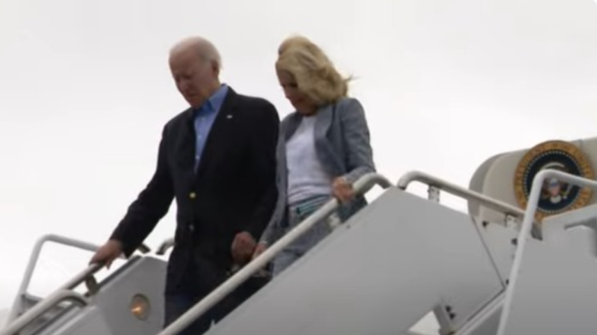 Joe Biden llegando a Maui.
