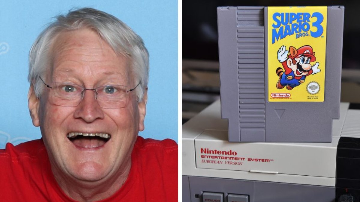 A la izquierda: fotografía de 2020 de Charles Martinet, actor estadounidense encargado de doblar a Super Mario. A la derecha: uno de los primeros videojuegos que Nintendo creó de Super Mario.