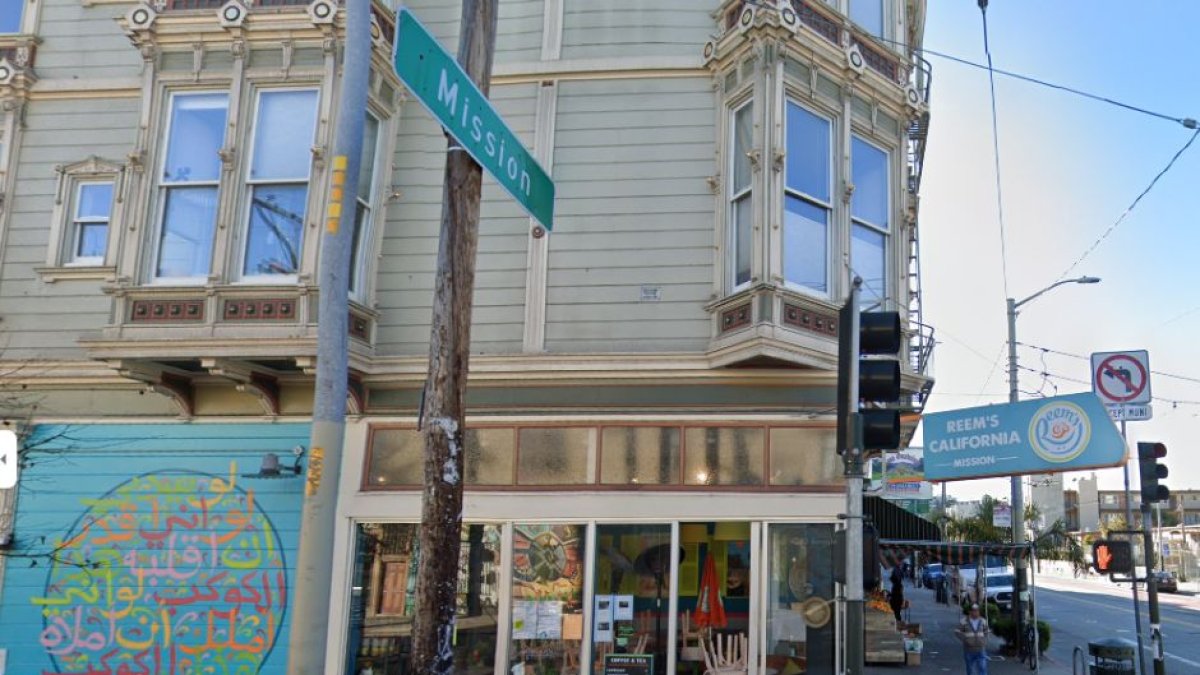 Captura de imagen de Google Maps de Reem's California, el establecimiento de San Francisco que vetó a un agente por llevar un arma e ir uniformado.