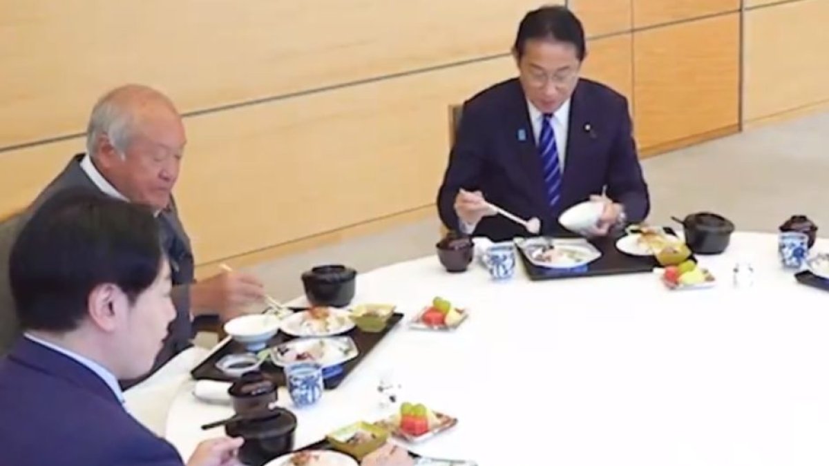 El primer ministro de Japón y su gabinete (Captura de pantalla de Twiiter)