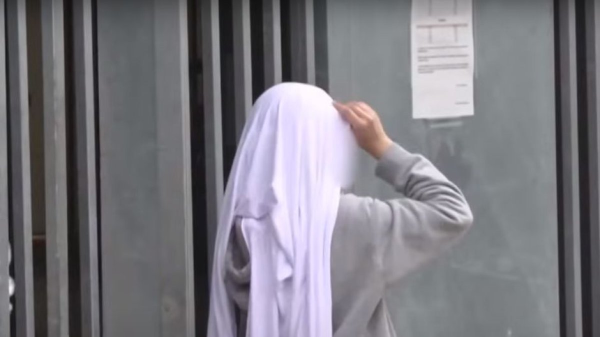 El ministro de Educación de Francia, Gabriel Attal, informó de que a partir del lunes se prohibirá el uso de abaya o qamis (Captura de pantalla RTVE)