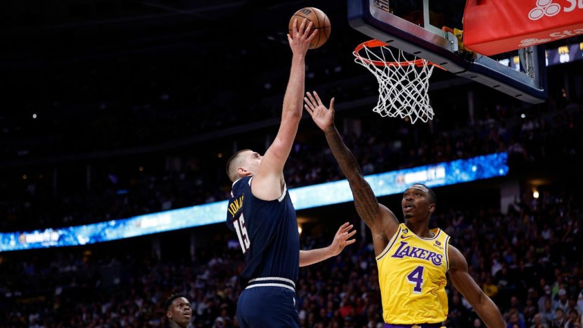 Nikola Jokic (Denver Nuggets) anota ante Lonnie Walker IV (Los Ángeles Lakers) en el segundo partido de la Final de la Conferencia Oeste de los Playoffs de la NBA 2023.