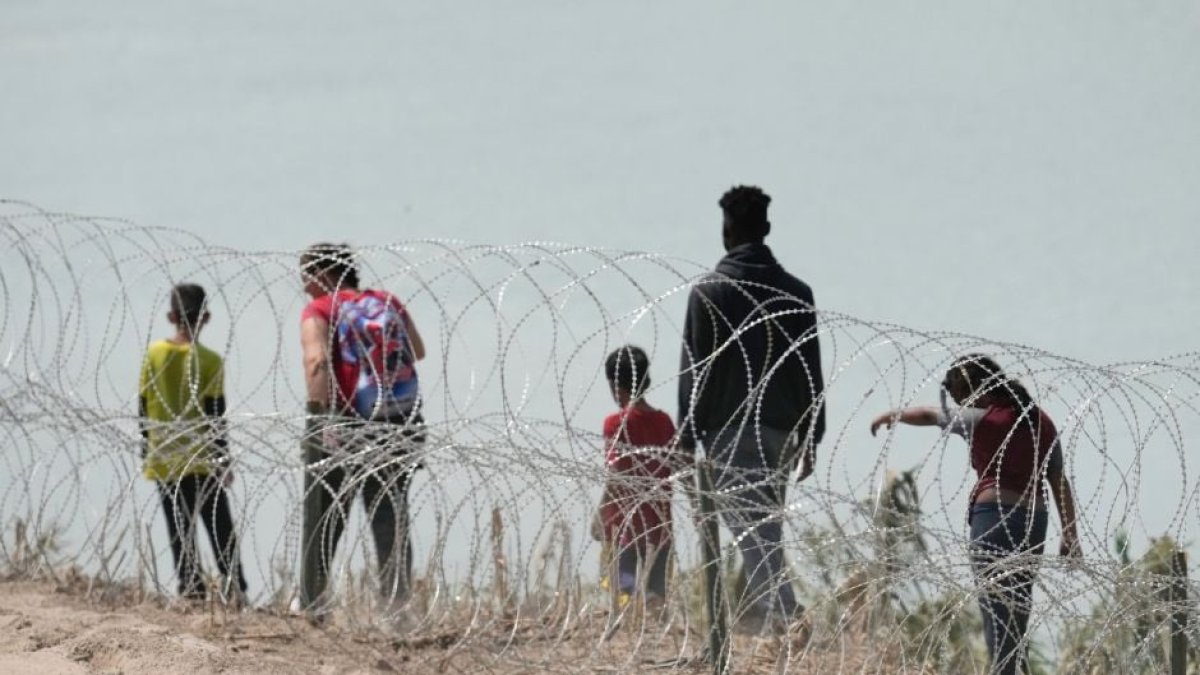 Imagen de archivo de migrantes intentando cruzar la frontera desde México hacia Estados Unidos en Eagle Pass, Texas.