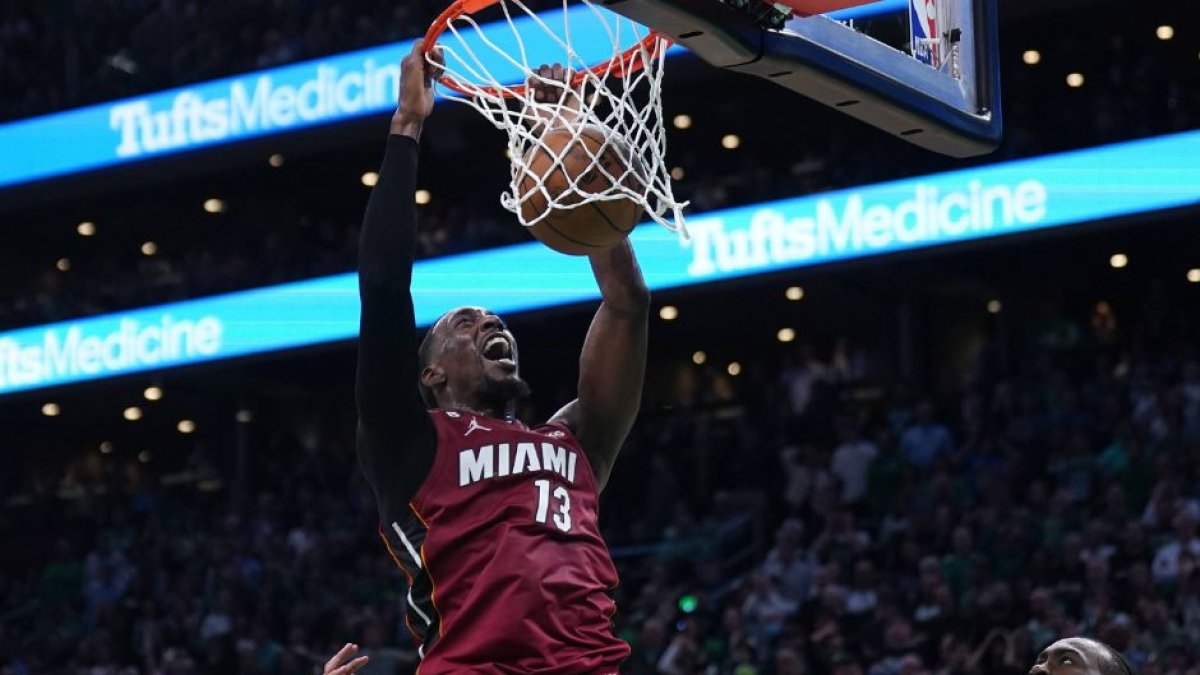 Bam Adebayo, jugador de Miami Heat, anota en el segundo partido de la Final de la Conferencia Este de los Playoffs de la NBA 2023 frente a Boston Celtics.