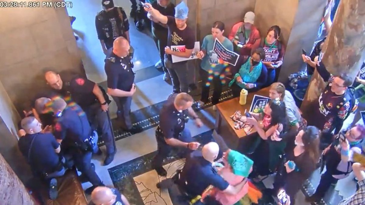 Momento en el que varios agentes de la Patrulla Estatal de Nebraska detienen a activistas trans en el Capitolio.