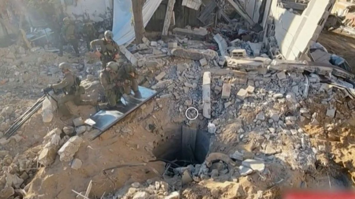 Captura de imágenes difundidas por el ejército israelí el 17 de noviembre de 2023 muestra lo que, según el ejército, es la entrada de un túnel bajo el hospital Al-Shifa de Gaza que se extiende por debajo del complejo donde las tropas han estado llevando a cabo una operación de gran envergadura.