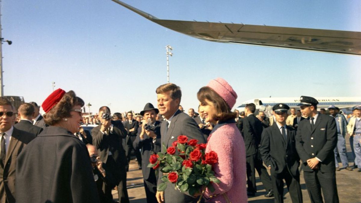 El presidente John F. Kennedy y Jacqueline Kennedy llegan a Love Field en Dallas, Texas, el 22 de noviembre 1963.