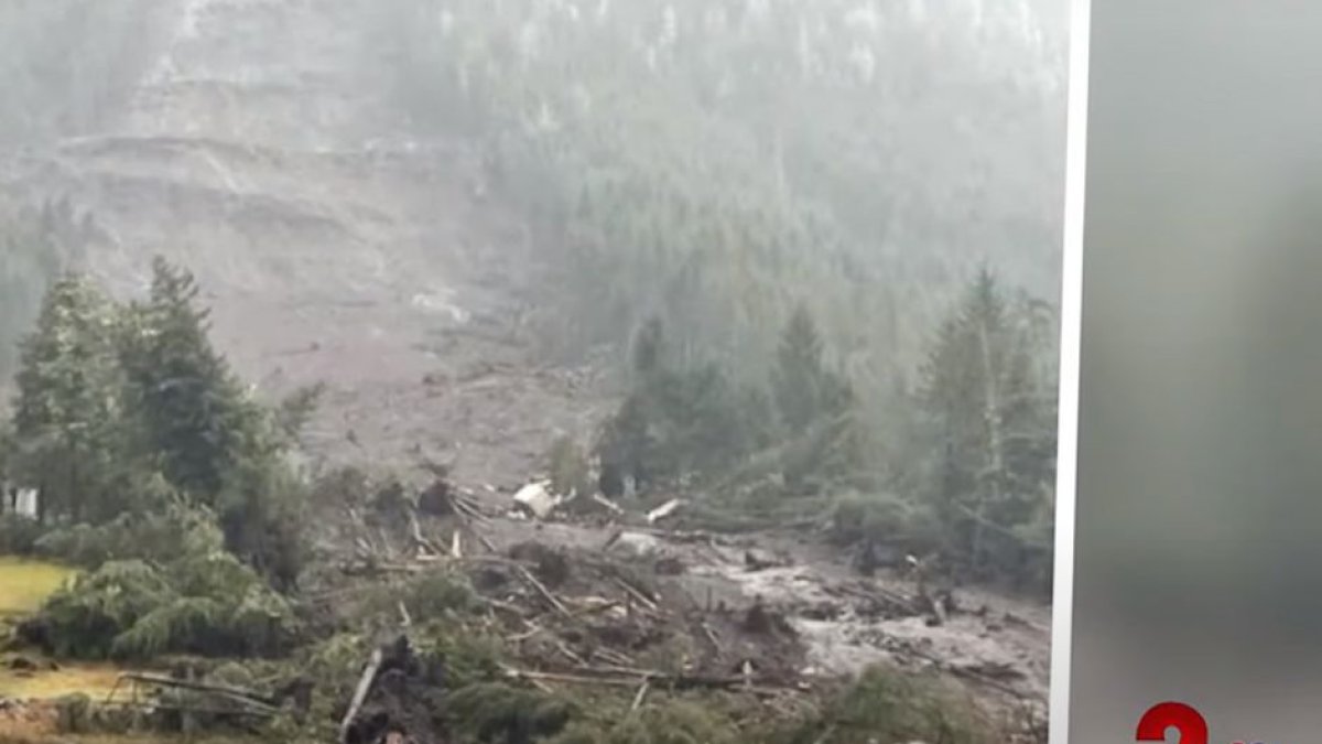 Captura de pantalla de un vídeo subido por Alaska News Source con imágenes del deslizamiento de tierras en el estado que dejó tres muertos y otros tres desaparecidos.