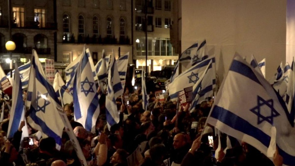 People supporting Israel.