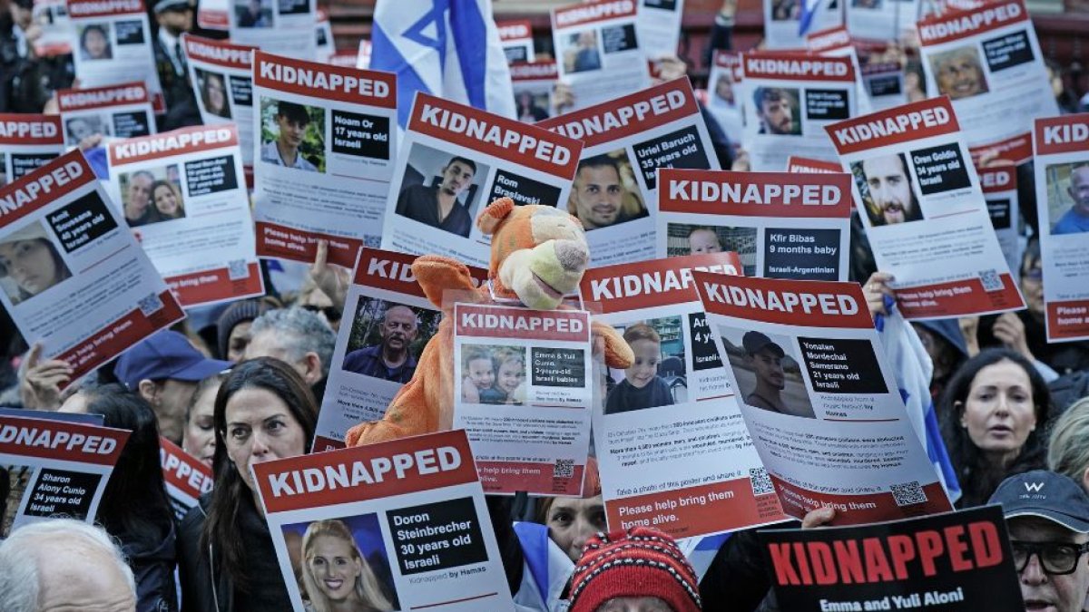 Imagen de archivo de varias personas participando en una concentración pacífica de unidad y solidaridad frente a la embajada de Qatar en Londres para pedir la liberación de los rehenes secuestrados en Israel.