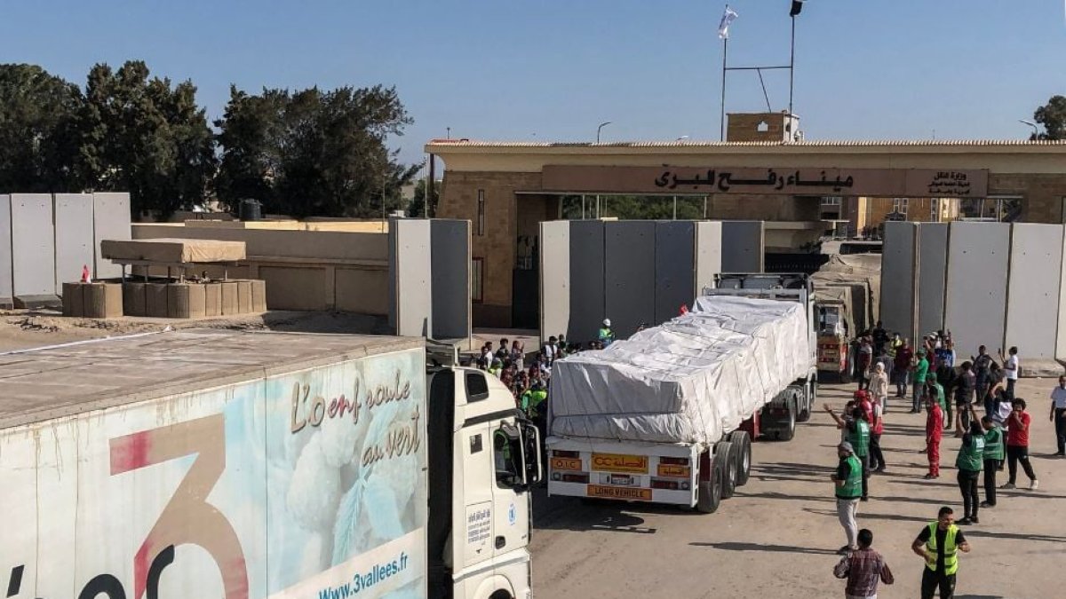 Dos camiones con ayuda humanitaria entran en la Franja de Gaza por Rafah el 21 de octubre de 2023.