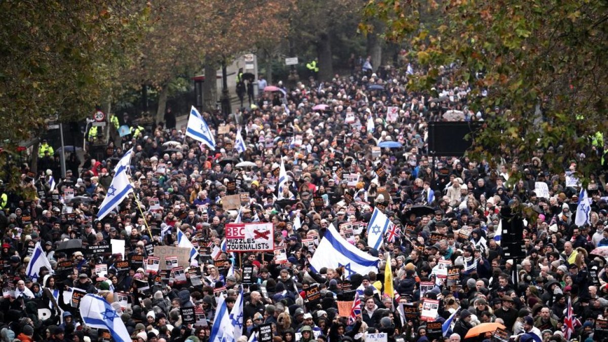 Unas 60.000 personas recorren el centro de Londres contra el antisemitismo.