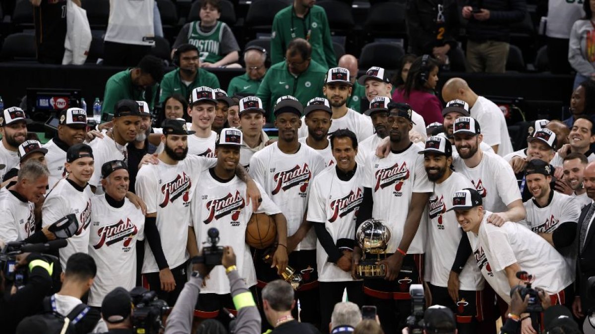 Los Miami Heat celebran en el podio tras derrotar a los Boston Celtics.