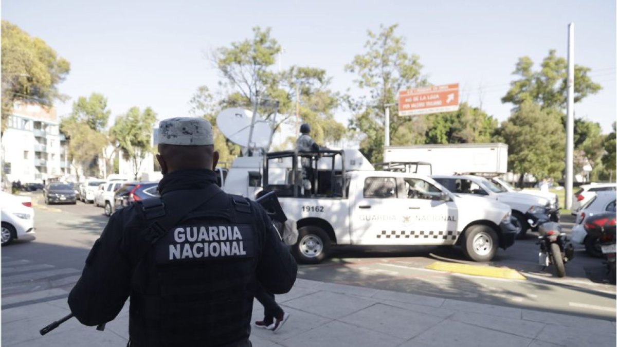 Fuerzas armadas mexicanas vigilan las calles de la capital