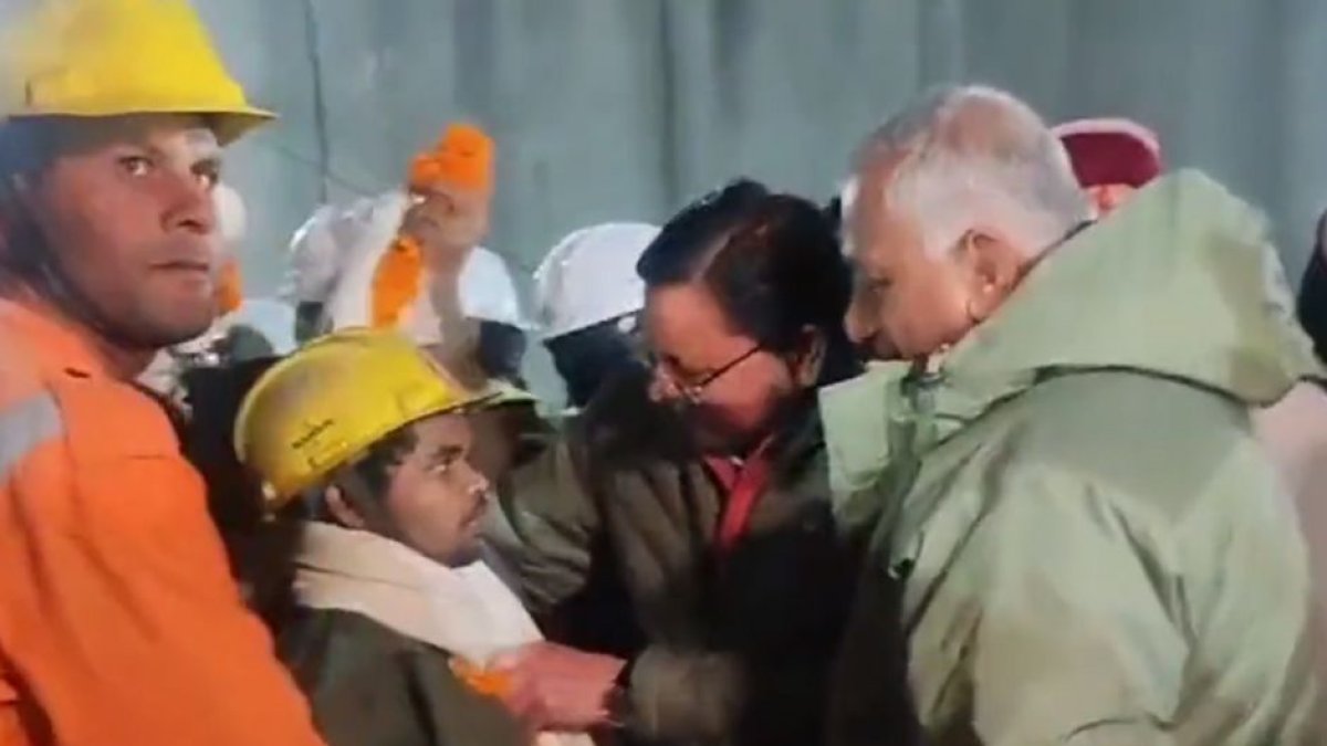 Rescatan a 41 trabajadores atrapados en un túnel de la India | Captura de pantalla Twitter