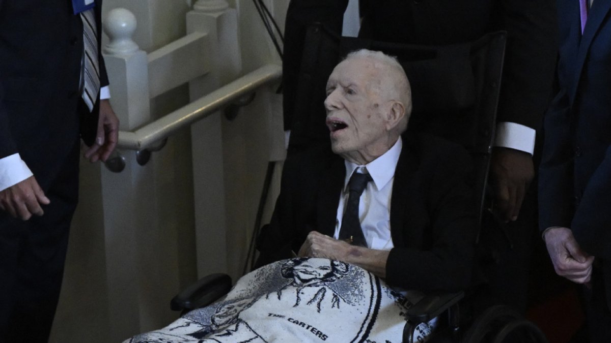 Jimmy Carter acudió al servicio fúnebre en honor a su esposa, Rosalynn Carter, que se celebró el martes 28 de noviembre en Atlanta.