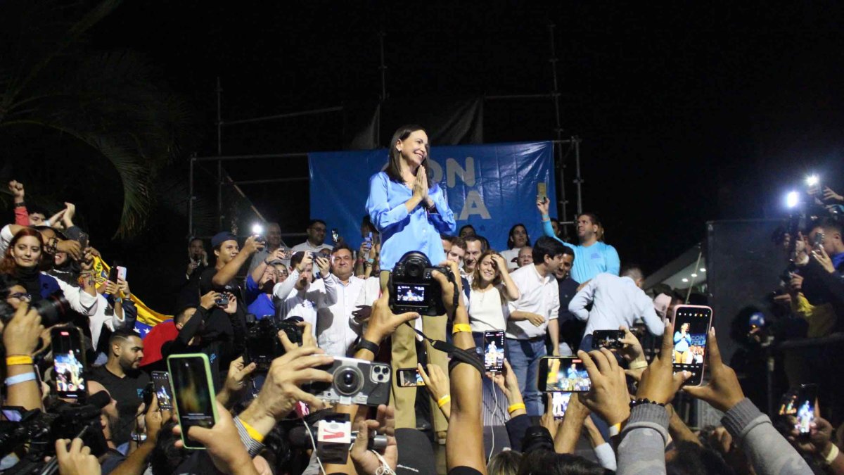 (María Corina Machado da un discurso luego de su triunfo en las primarias de la oposición venezolana).