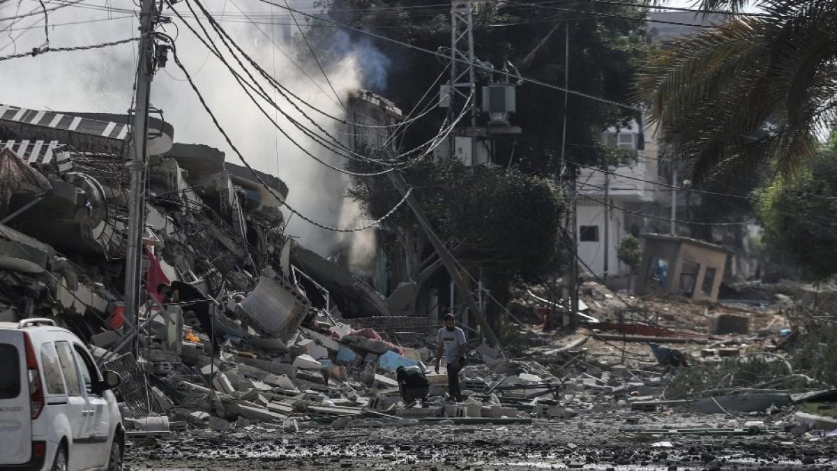 Escombros tras un ataque israelí contra el barrio de Tel al-Hawa.