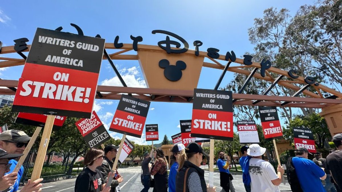 Guionistas se manifiestan en la entrada de Walt Disney Studios.