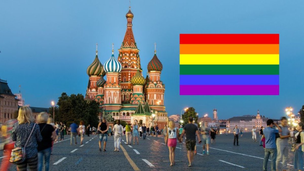 Plaza roja de Moscú y bandera LGBT