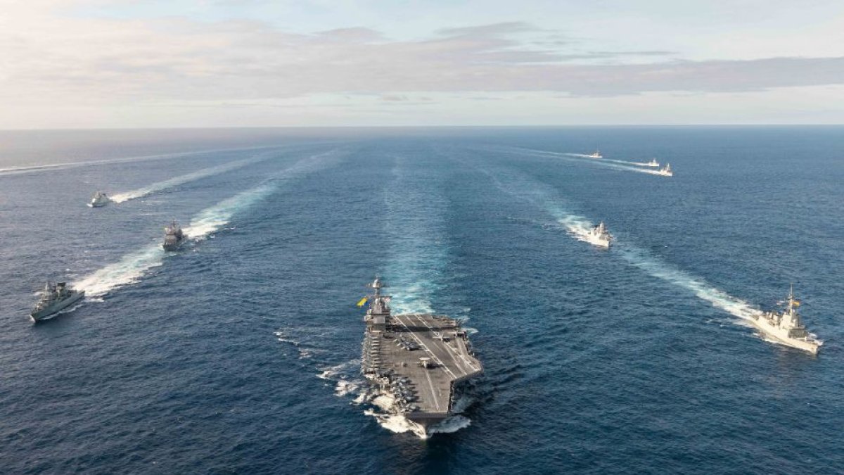USS Gerald R. Ford rodeado de naves de la OTAN en un ejercicio militar en el Océano Atlántico.