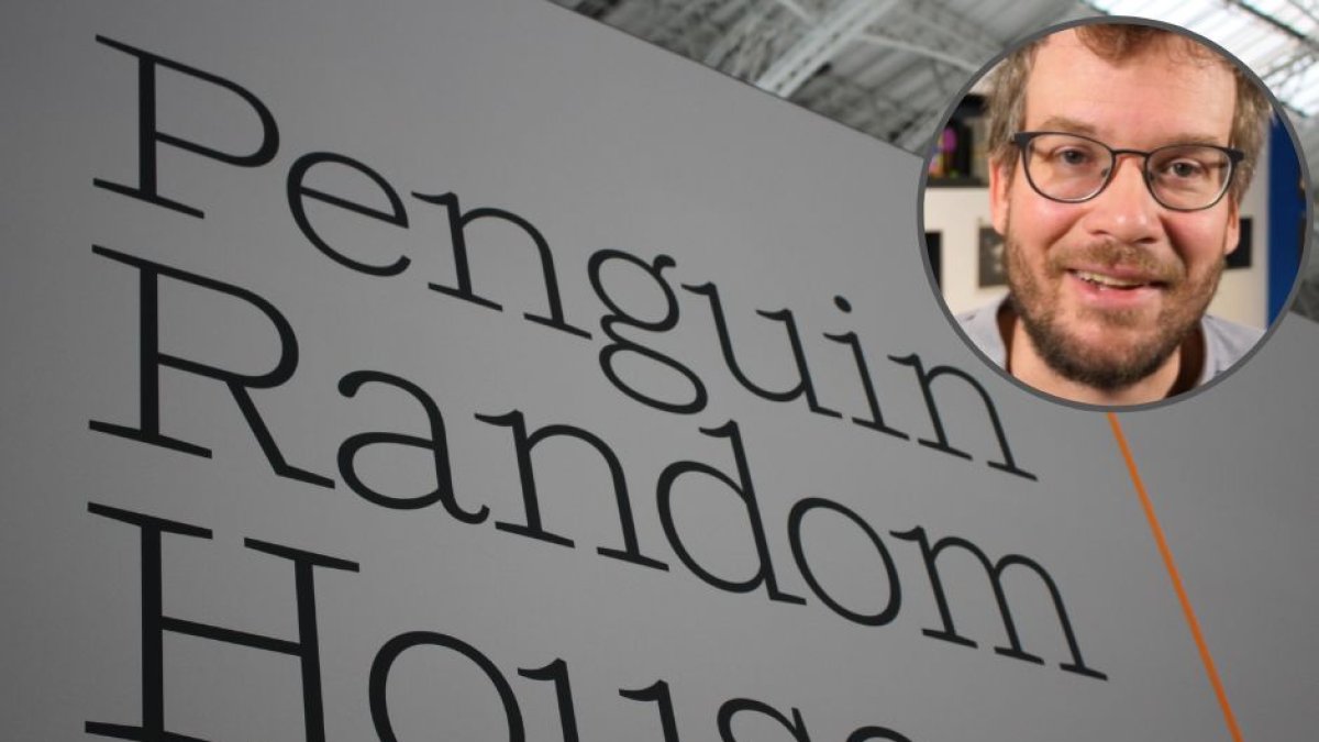 Fotografía de un cartel de Penguin Random House durante una feria de Londres. Superpuesto, se puede ver el rostro del autor John Green.